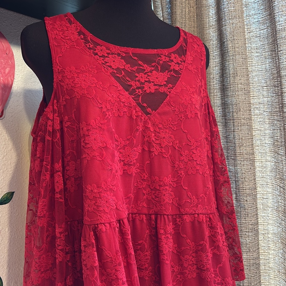 NWT Torrid solid candy red floral V-neck lace cold shoulder blouse. Size 1X.